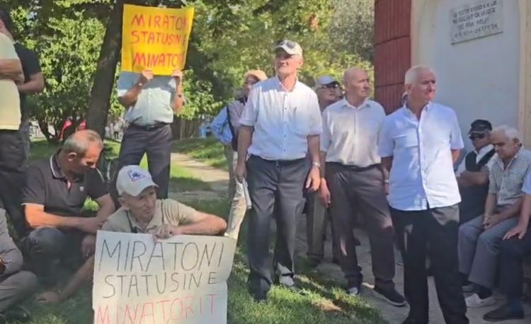 Minatorët protestë para parlamentit: E patolerueshme që të marrim 150 mijë lekë me 30 vite punë