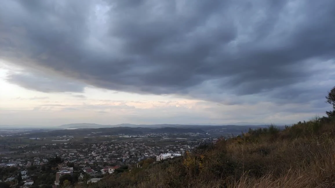 Qendër ciklonike mbi Ballkan/ Si do të jetë moti këtë të enjte, temperatura deri 27 gradë