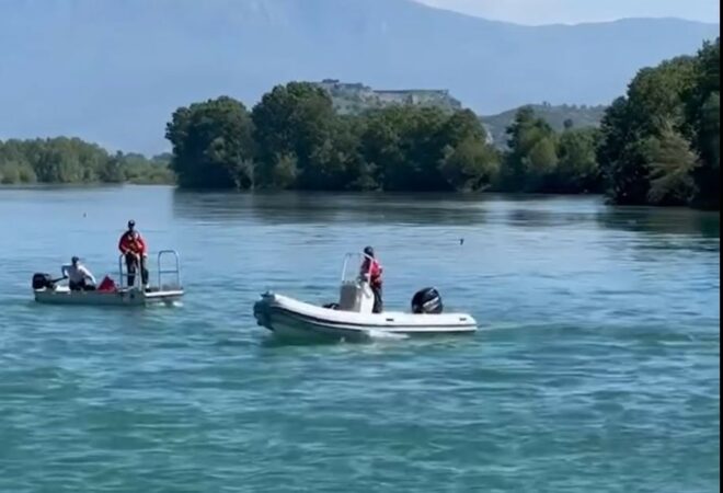 Hyri për t’u larë, të riun e merr rryma e lumit Buna, policia del me njoftim zyrtar