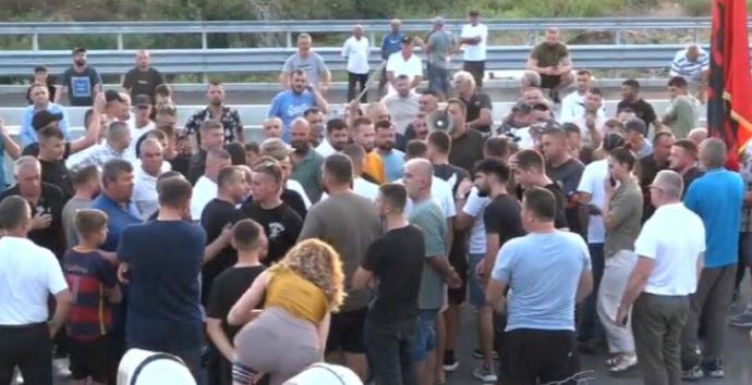 “Ne u dogjëm në diell e u rrahëm”, banorët e nga protesta kritika Ballukut: Ajo 2 muaj me pushime