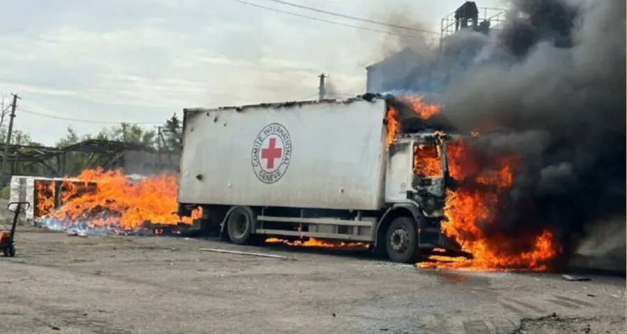 Goditet makina e Kryqit të Kuq në Ukrainë, raportohet për viktima e të lënduar