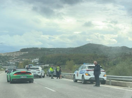 Me shpejtësi skëterrë, makina luksoze aksidenton një tjetër mjet në autostradë