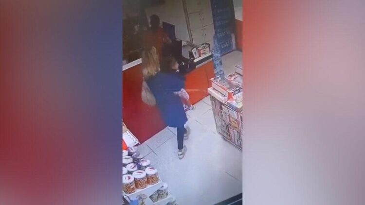 Ndodh në Tiranë, gruaja tenton të rrëmbejë fëmijën në supermarket (VIDEO)