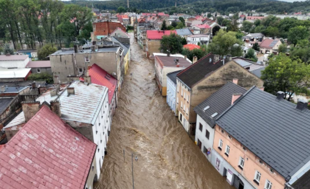 Rëndohet bilanci, 16 viktima në Europë për shkak të motit të keq