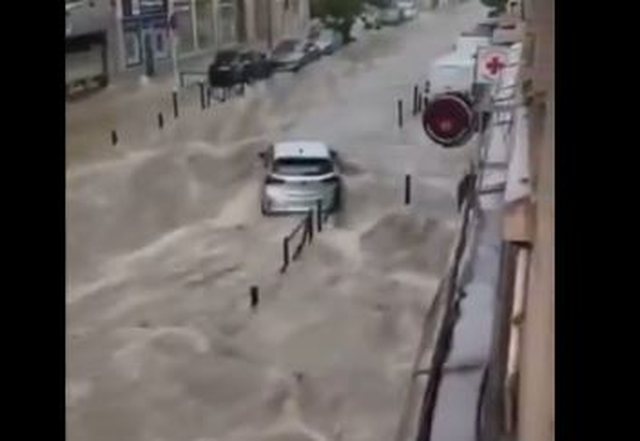 VIDEO/ Rrugët kthehen në lumenj, Franca goditet nga moti i keq