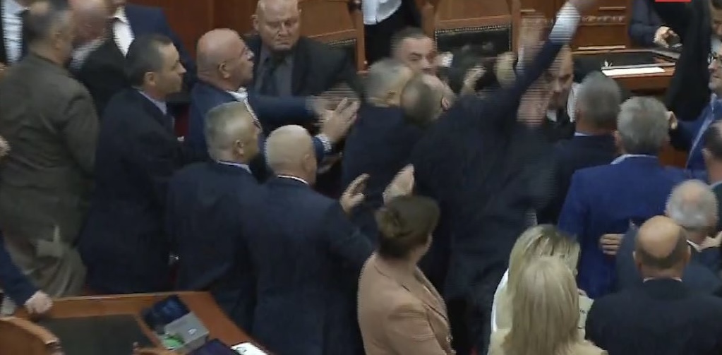 Konflikt i dhunshëm në Parlament, deputetët e opozitës përplasen me gardën