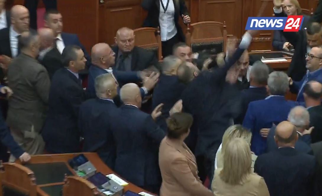 Konflikt i dhunshëm në Parlament, deputetët e opozitës përplasen me gardën