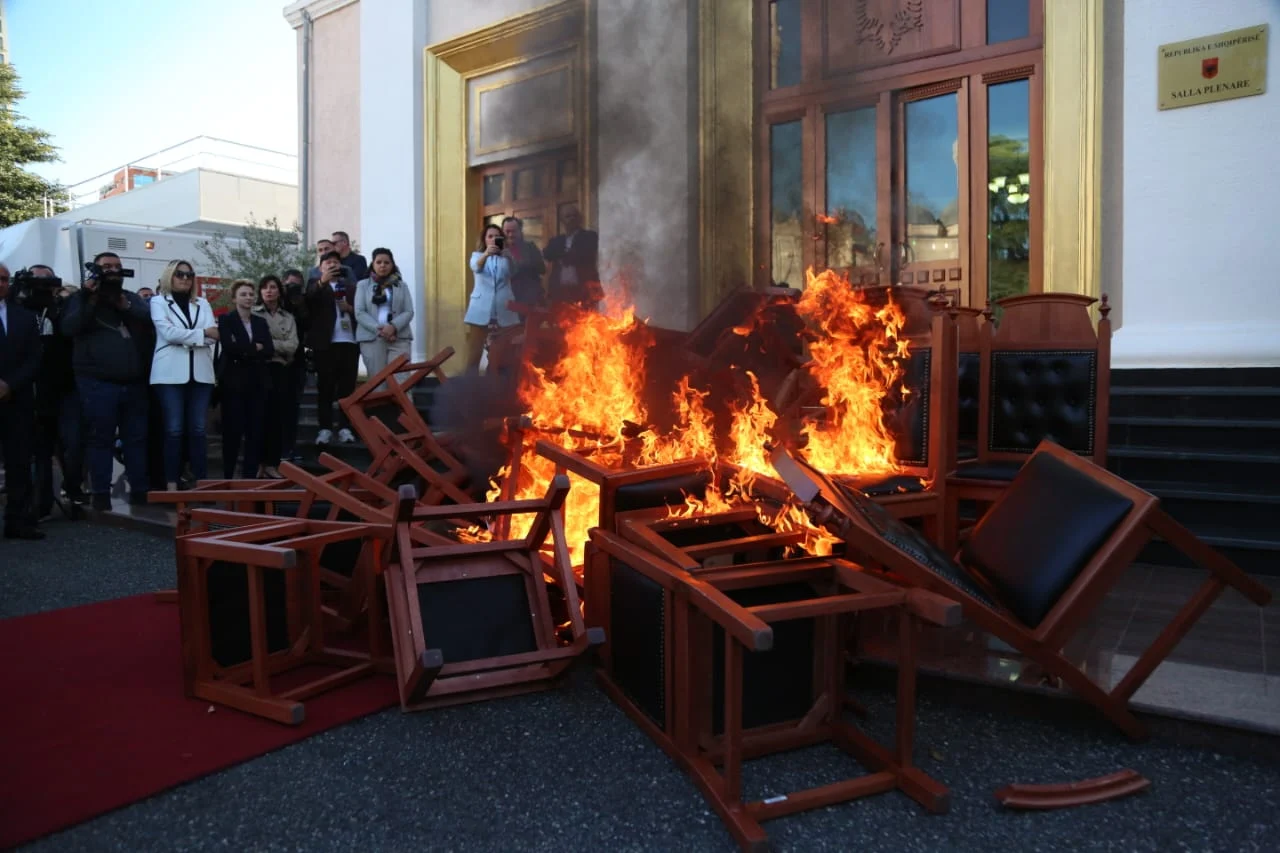 Tensionet në Kuvend, PS kërkon masë disiplinore ndaj deputetëve të opozitës (EMRAT)