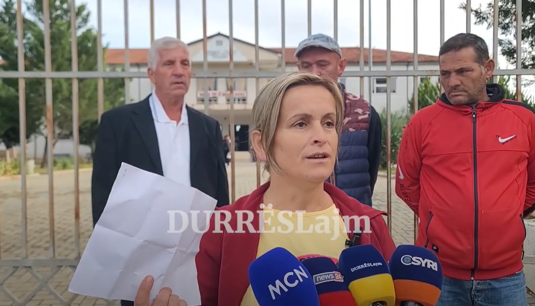 &#8220;Është skandal i madh, do bojkotojmë mësimin&#8221;/ Vazhdon protesta e prindërve te shkolla në Romanat (VIDEO)