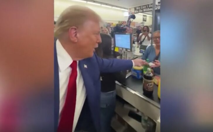 Pamjet bëhen virale/ Trump i dhuron gruas 100 dollarë në supermarket: Blej diçka! (VIDEO)