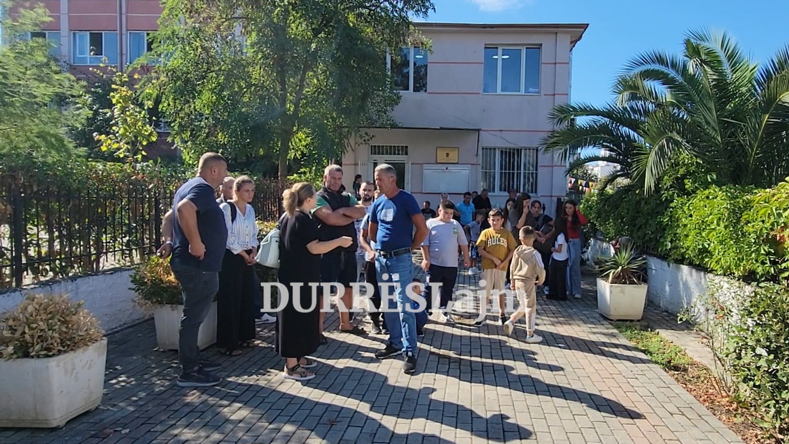 Mbyllet shkolla në Fllakë për rikonstruksion, prindërit protestë para Drejtorisë Arsimore: Nuk i çojmë në Qerret me autobus (VIDEO)