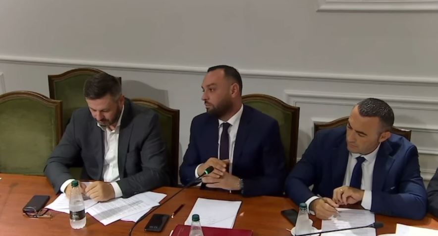 Jurgis Çyrbja përplaset me deputeten e PD-së Dhurata Çupi: Ju tregoj shkollat e reja të rindërtuara në Durrës, shikojini dhe qartësohuni (VIDEO)