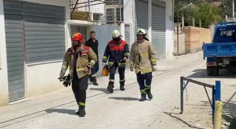 Zjarr brenda apartamentit në Vlorë, çifti i të moshuarve në rrezik pas shpërthimit të bombolës së gazit