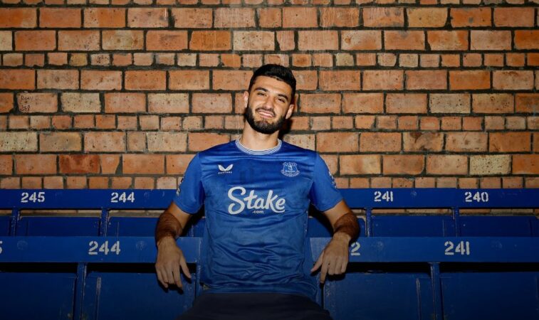 VIDEO/ Broja prezantohet te Evertoni