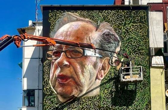 Kolosi i letrave shqipe, Ismail Kadare përkujtohet me pikturën murale në kryeqytet. Veliaj publikon pamjet