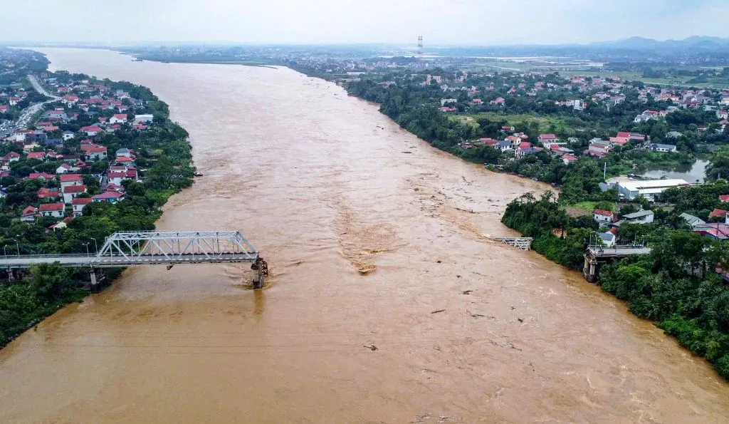 Shkon në 60 numri i viktimave në Vietnam, shembja e frikshme e urës rëndon bilancin…