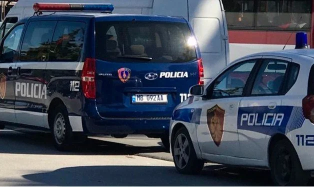 E bllokuar në banesën që po digjej, ja si policia shpëtoi 19-vjeçaren