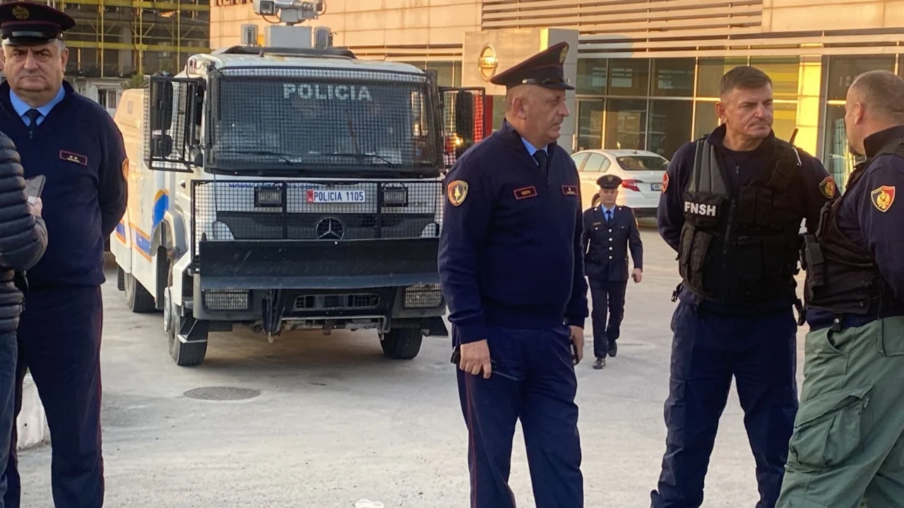 Bllokimi i rrugëve nga opozita, ja masat e marra disa minuta përpara fillimit të protestës