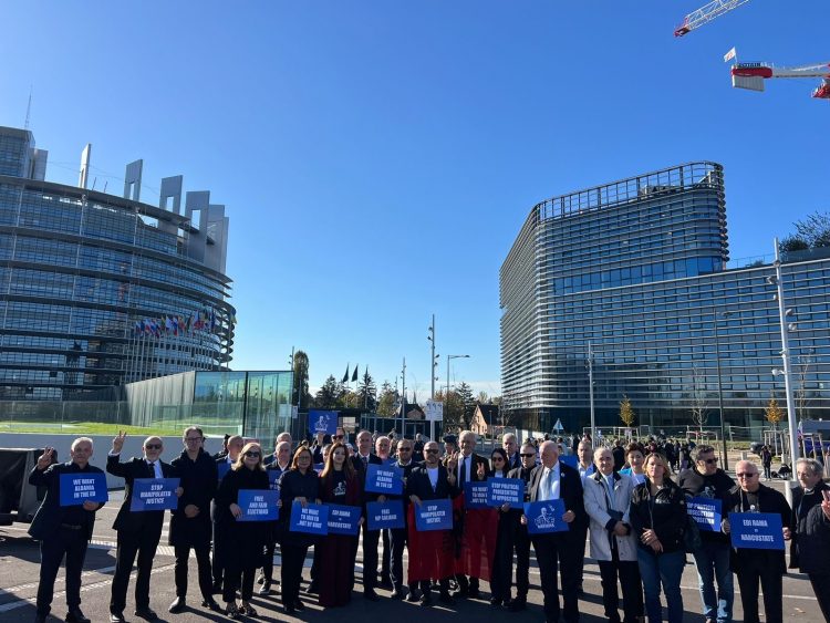 Deputetët e PD-së protestë para PE në Strasburg: Lironi Salianjin!