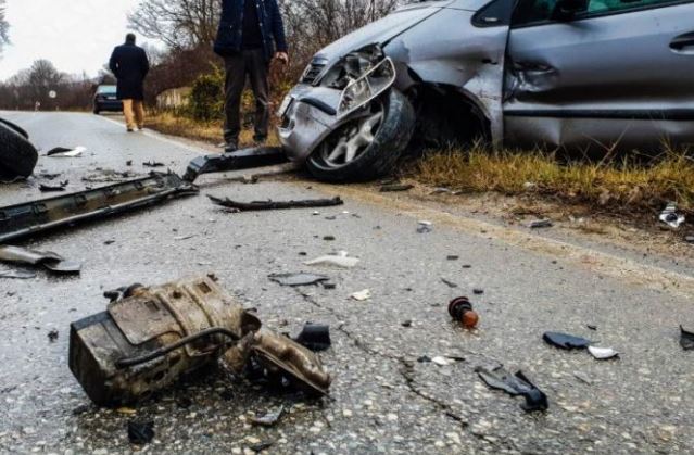 Makina përplas një këmbësor dhe një tjetër automjet, 72-vjeçari ndërron jetë rrugës për në spital