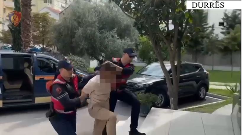 I vodhi celularin babait të vet, arrestohet hajduti 20-vjeçar në Durrës (VIDEO)