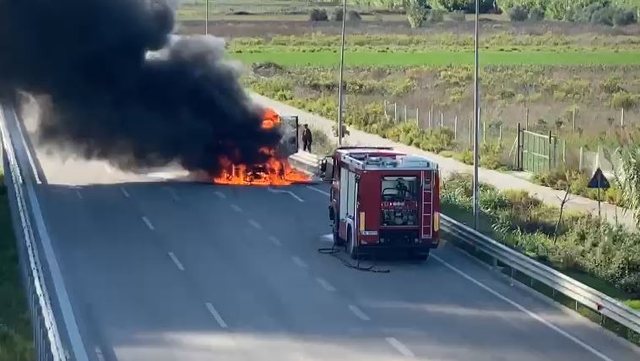 Digjet një kamion në Bypass-in e Fierit, bllokohet autostrada