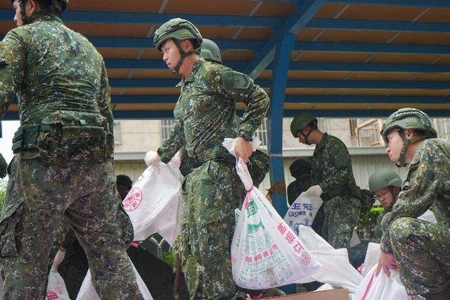 Tajvani përgatitet për një tajfun të fuqishëm, vendos 38,000 ushtarë në gatishmëri