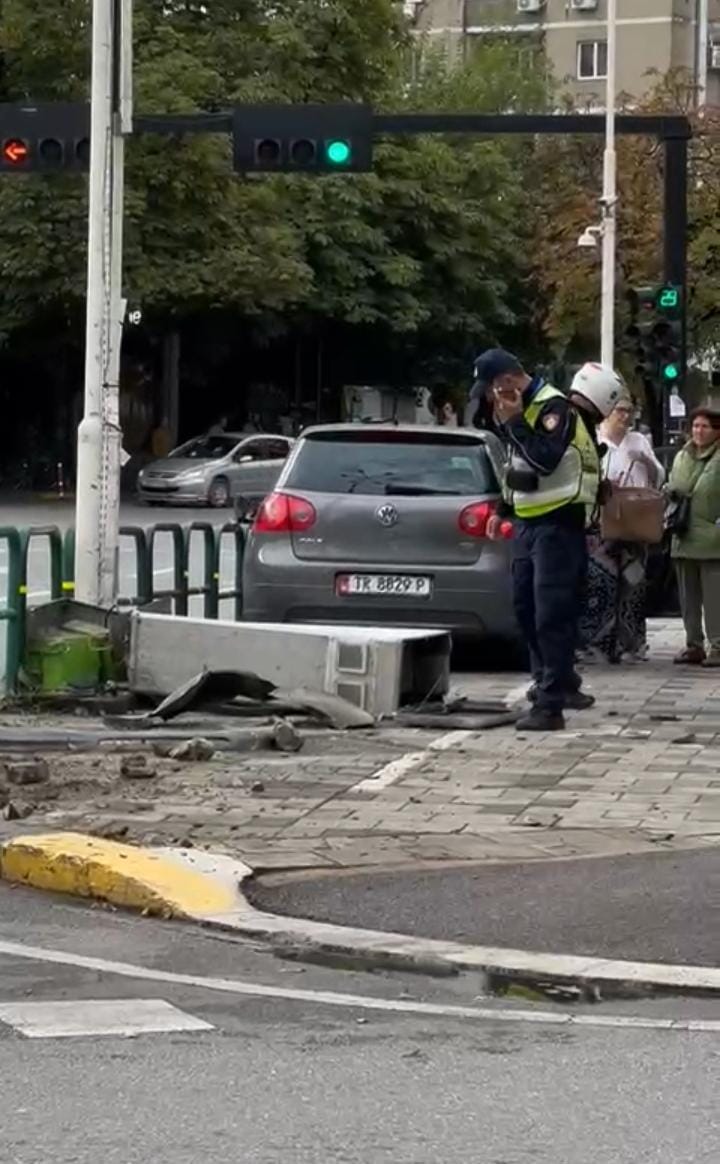 “Golfi” humb kontrollin dhe hipën në trotuar, shpëtojnë mrekullisht kalimtarët