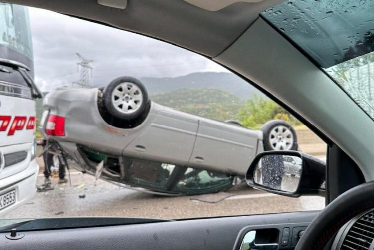 Aksident i trefishtë në autostradë, “Audi” kthehet përmbys  