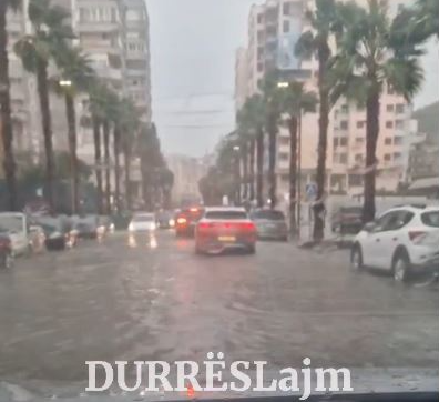 VIDEO/ Reshjet e dendura të shiut shkaktojnë probleme në qarkullimin e mjeteve në Durrës