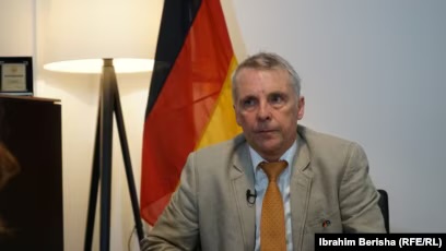 Ambasadori gjerman kërkon përparim në dialogun Kosovë-Serbi