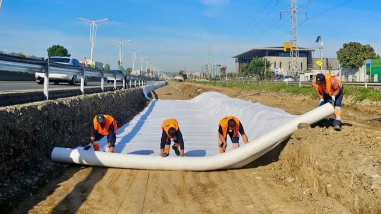 Autostrada Tiranë-Durrës me 4 korsi në secilin drejtim, nis puna për gërmimin e trupit të rrugës