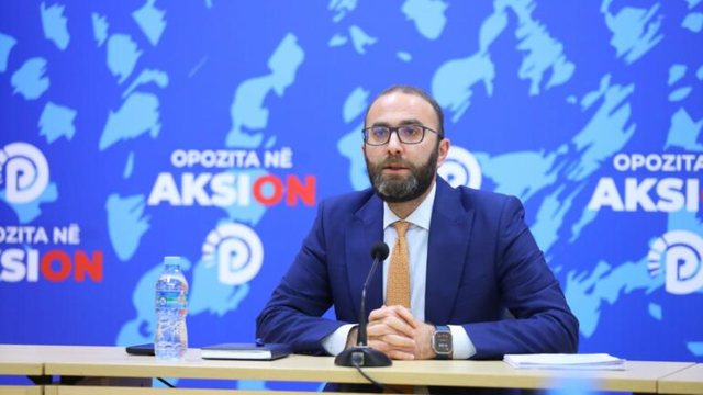 Deputetët e PD mbledhin “forcat” për nesër, dërgohen në seancë vetëm ata që nuk janë përjashtuar