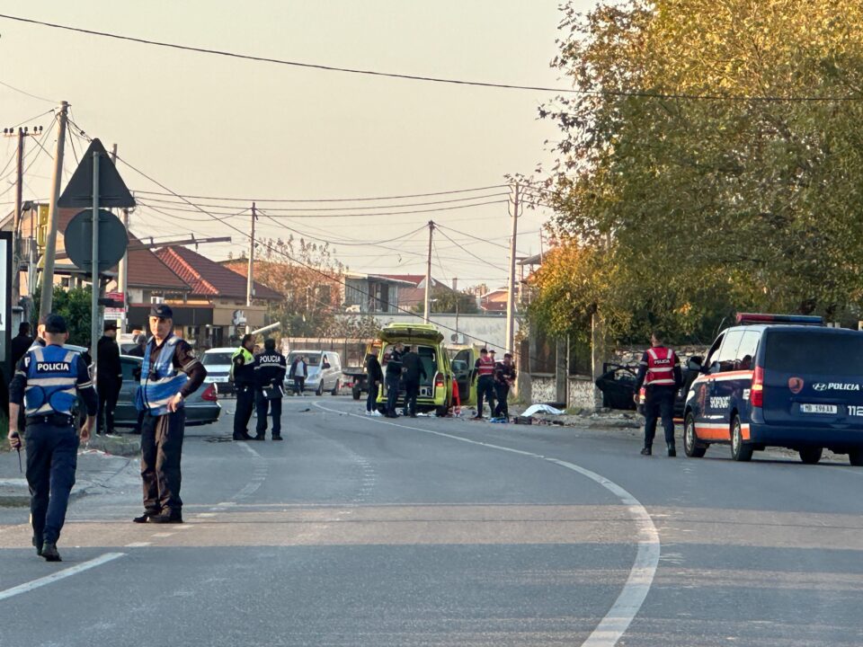 Banorja vë duart në kokë kur shikon masakrën/ VIDEO nga tragjedia në Shkodër, qytetarët ndihmojnë Hamza Licin