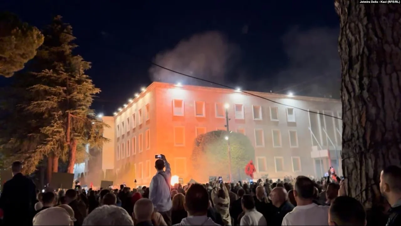 Protesta e opozitës me 10 policë të plagosur, arrestohet 1 protestues! 3 në hetim dhe disa në kërkim