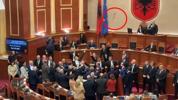 Kaosi në Kuvend, PS depoziton në Parlament kërkesën për përjashtimin e 24 deputetëve të PD