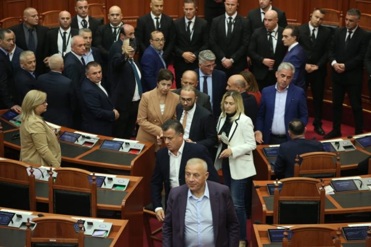 Bardhi i përgjigjet BE dhe SHBA: Dialogu, mjet i duhur vetëm për vendet demokratike! Nga protesta nuk i rrezikohet jeta askujt