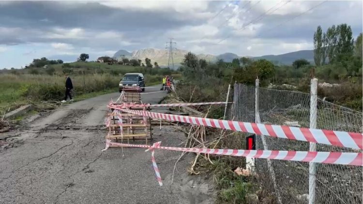 Reshje të dendura shiu në Lezhë, rrezikohen disa banesa