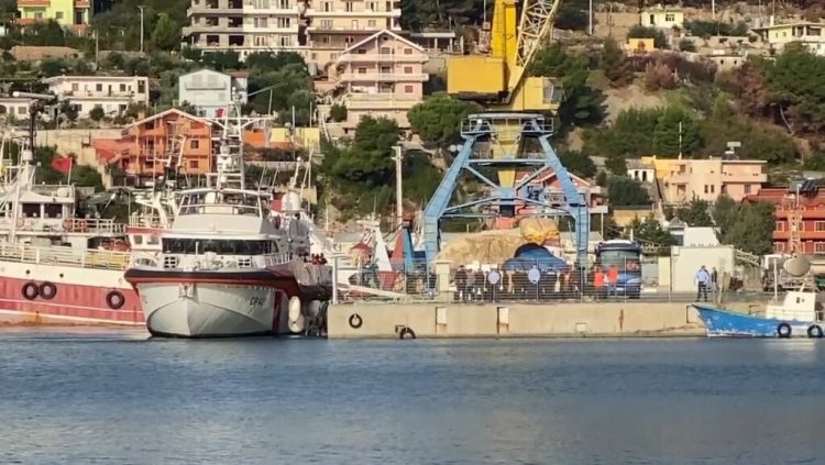 12 emigrantët që strehoheshin në Gjadër nisen drejt Italisë