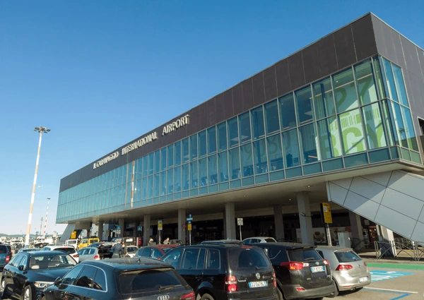 Frikë dhe kaos në aeroportin e Bergamos, gomat e avionit shpërthejnë gjatë uljes