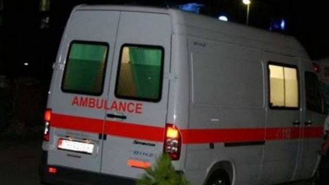 E rëndë/ 25-vjeçari tenton t’i japë fund jetës, i riu dërgohet në spital