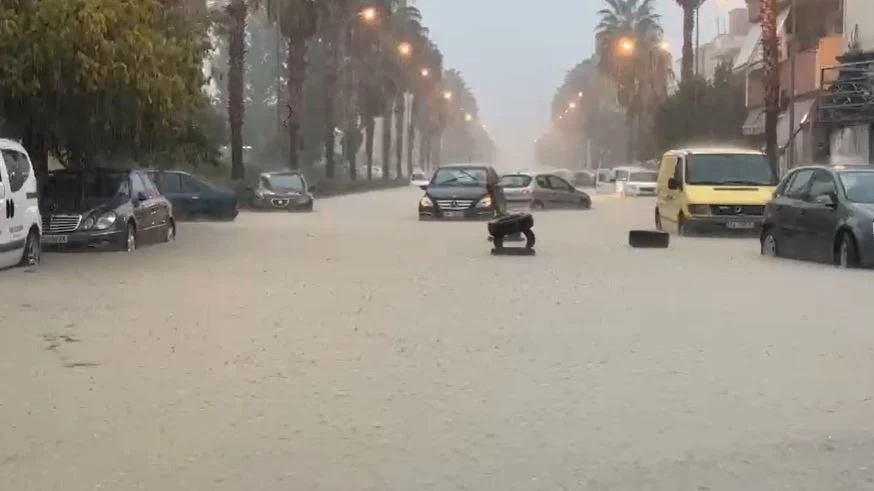 Moti i keq “bllokon” vendin! Stuhia përmbyti qytetet në pak minuta, ja çfarë po ndodh