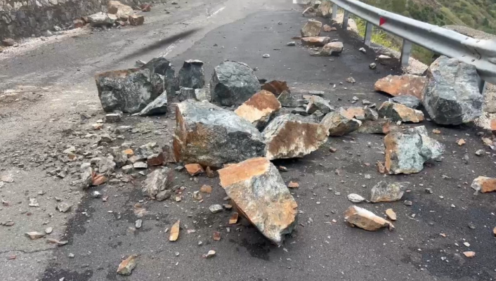 Shembet masivi i gurëve në Shkopet, bllokohet rruga nacionale Burrel-Skuraj