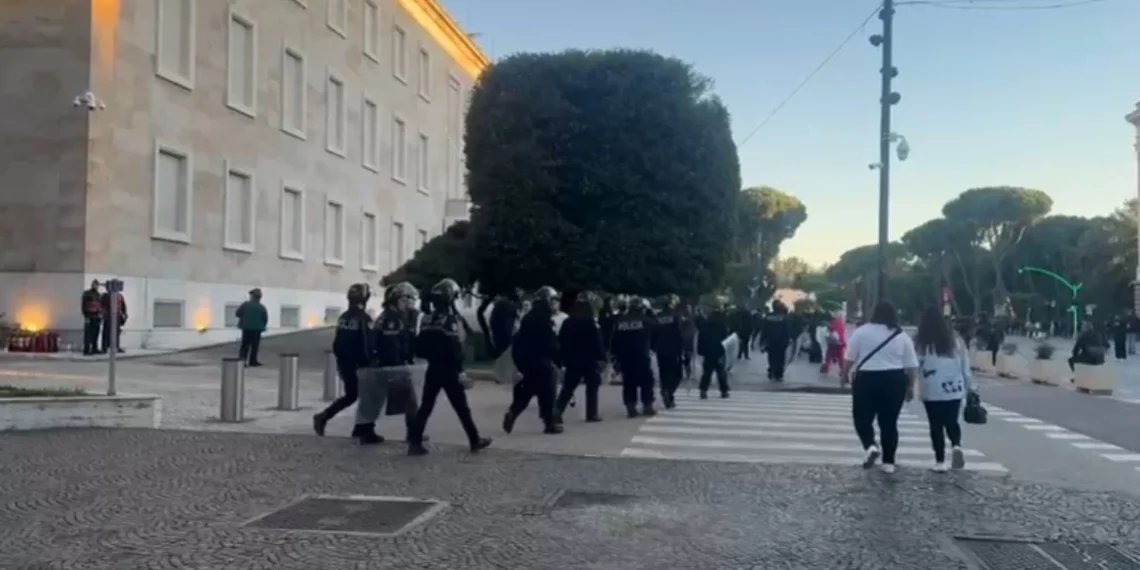 Me veshje të posaçme dhe kokore/ Krijohet kordoni i policisë para Kryeministrisë