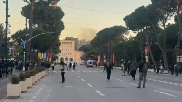 Protesta e opozitës, flakë para Presidencës