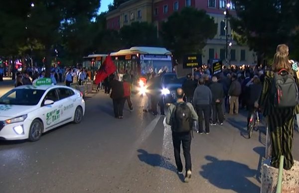 Fillon “mosbindja civile”/ Protestuesit ndalojnë trafikun në qendër të Tiranës