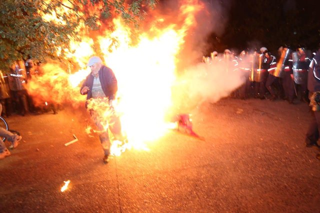 Protestuesit “i vënë flakën” qytetarit