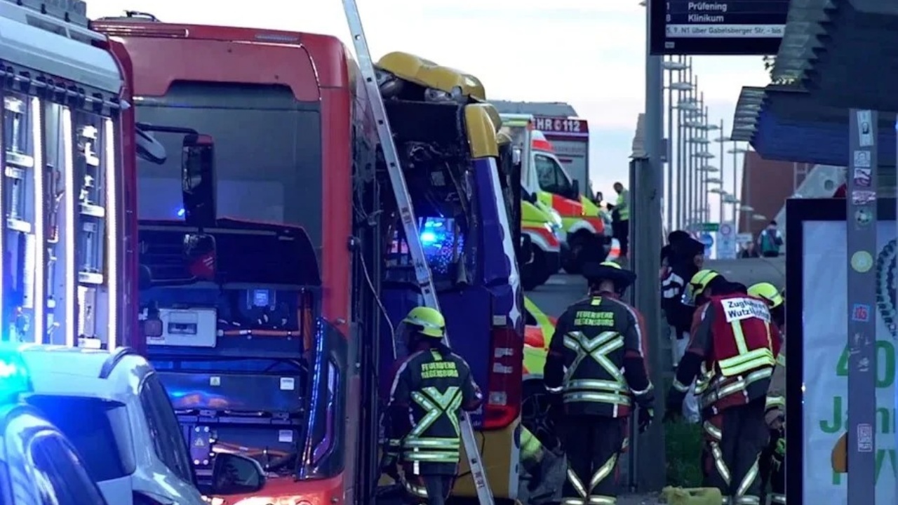 Përplasen dy autobusë, dhjetëra persona të plagosur