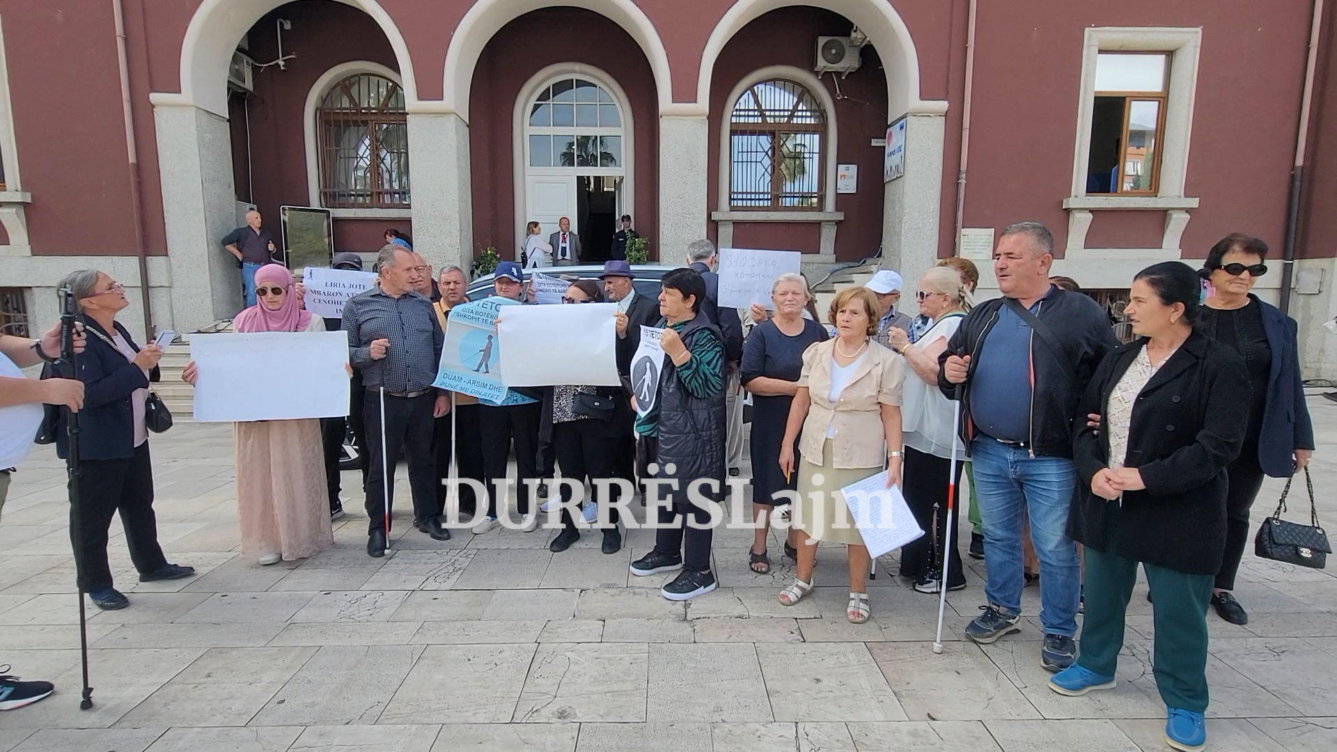 Të verbërit e Durrësit në protestë: Duam integritet dhe dinjitet! (VIDEO)