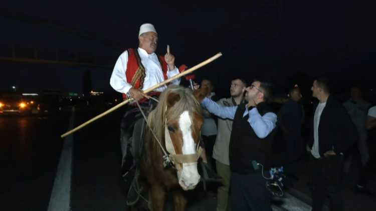 Protestuesi me kostum tradicional shqiptar, ka zgjedhur të bllokojë rrugën me kalë